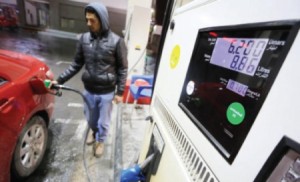 بعد انخفاض اسعار النفط عالمياً .. توقعات بانخفاض ملموس على أسعار المحروقات محليا