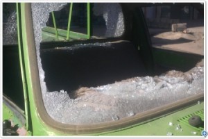 بالصور .. مجهولون يحطمون عشرات السيارات بالمدينة الصناعية شرق مدينة مأدبا