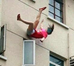 الامن العام يحسم جدل "الفيس بوك" حيال رمي زوج لزوجته من نافذة منزلها في ضاحية الرشيد