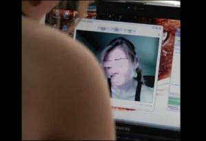 تطبيقات على الهواتف الذكية يرتادها بائعات الهوى وطالبي المعة الحرام تروج للدعارة الالكترونية .. وهيئة الاتصالات توضح !