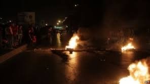 بالفيديو .. حرق مركبة واطلاق اعيرة نارية اثر مشاجر في الحي الشمالي بإربد