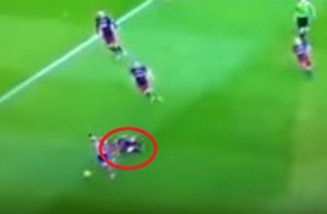 بالفيديو ...كاراسكو "يهين" ميسي ويسقطه أرضا بمراوغة رائعة