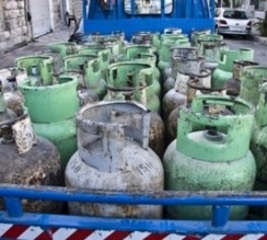 بالصور .. بائع غاز كاد أن يودي بحياة عائلات في ضاحية الأمير راشد والعناية الالهية تنقذهم !!