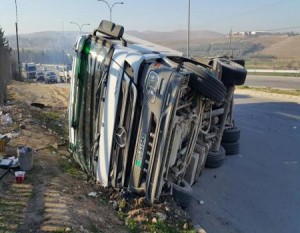 بالصور .. قطع الاشارة الحمراء يتسبب بتدهور "قلاب" محمل بالرمل في الزرقاء