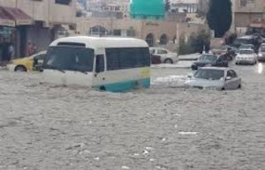 تعطل إشارات واختناقات مرورية وارتفاع منسوب المياه في العاصمة عمان