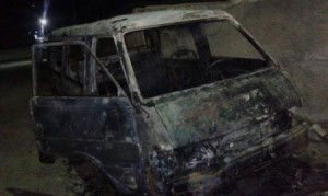 بالصور .. مجهول يحرق باص بالكامل ويلوذ بالفرار في الشونة الشمالية