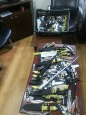 بالصورة ...مصادرة كميات كبيرة من الأسلحة البيضاء على بسطات في مجمع المحطة