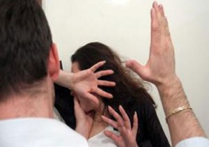 لهذا السبب .. ثلاثة أخوة يعتدون على شقيقتهم في شارع الجامعة بعد مراقبتها !!!