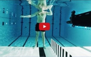 بالفيديو...أطلق النار على نفسه تحت الماء... فماذا حصل؟