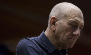 أولمرت يدخل السجن بتهمة الرشوة