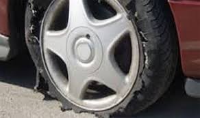 وفاة شخص اثر انفجار اطار مركبته اثناء نفخه في المفرق