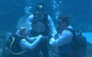 بالفيديو...أول حفل زفاف في حوض ماء مليء بالأسماك