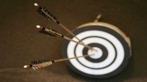 بالفيديو .. فتاة روسية ترمي "السهام" بقدميها