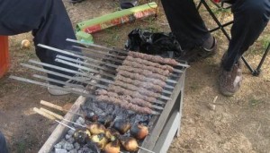 مواطن غاضب يترك زوجته وبناته على طريق المطار بسبب الأرجيلة