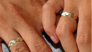 بالصورة .. أربعينية ثرية تهدي أملاكها لشاب يصغرها بـ(15) عاما مقابل زواجها به في عمّان