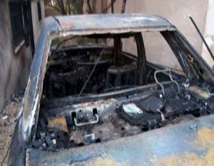 بالصور .. مجهولون يحرقون مركبة رئيس بلدية معاذ بن جبل في الشونة الشمالية