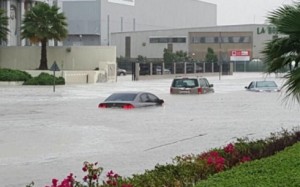 بالصور والفيديو : أمطار نادرة بالإمارات تغلق مدارس ومطارات وتحطم طائرات