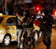 مشاجرة قوية استخدمت فيها العصي بين مجموعة وافدين اسيويين بوسط البلد