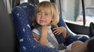 مواطن : لولا رحمة الله ووجودي لتوفي طفل بعد خروج والده من المركبة