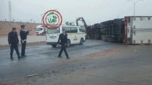 بالصور .. انقلاب شاحنة محملة بالبرتقال على الطريق الصحراوي