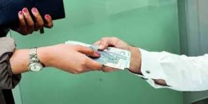 زوج يستولي على راتب زوجته الدكتورة ...ويعطيها نصف دينار يومياً اجرة مواصلات للذهاب إلى مقر عملها!