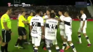 بالفيديو .. فريقان يخوضان أعنف شجار في تاريخ كرة القدم