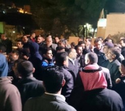 أهالي الطلبة الأردنيين المتواجدين في السودان يعتصمون أمام مجلس النواب