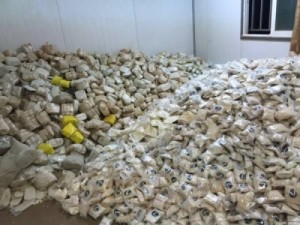 بالصور...حرس الحدود يحبط عملية تهريب كمية كبيرة من المخدرات بسيارتين قادمتين من الأراضي السورية