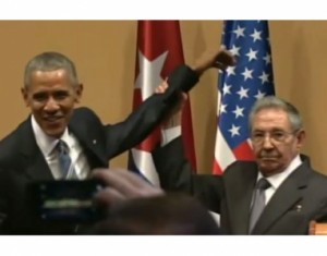 بالفيديو...كاسترو يمنع أوباما من أن يضع يده على كتفه