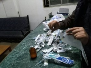 بالصور... هرمونات للاستخدام الحيواني تباع لبناء الجسم والعضلات في احد نوادي اللياقة بالزرقاء