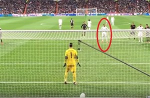 بالفيديو ...حينما يهدر رونالدو ركلة جزاء ويكسر هاتف مشجع