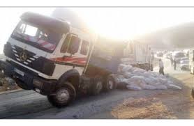 وفاتان اثر تدهور شاحنة محملة بمادة السكر واصطدامها بعامود كهرباء في العاصمة