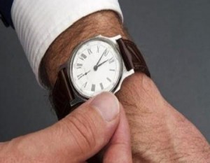 العمل بالتوقيت الصيفي اعتبارا من منتصف الليلة