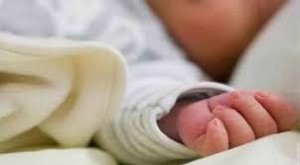 الحبس سنة ونصف لأب تسبب بوفاة رضيعته في الزرقاء