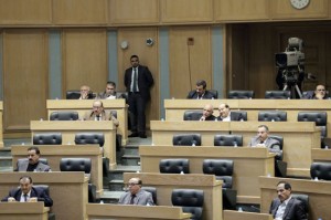 نائب يبحث عن حقيبة سودا ء أخذها مدير.. واختفت ... واخر يحتج على مقابلة وزير له في الكردور.