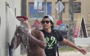 بالفيديو .. شاهد ماذا فعلوا به خلال غسل شعره و اضحك من قلبك..