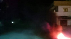 بالصور .. محتجون يشعلون الاطارات داخل الاحياء بسبب القوارض في الاغوار