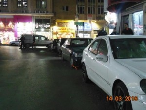 بالصور ..السير تبدأ بوضع أقفال على عجلات المركبات المخالفة