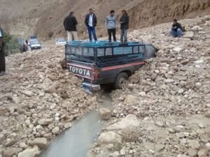 محاصرة عشرات المركبات جراء تشكل السيول وانهيارات للاتربة في البجر الميت