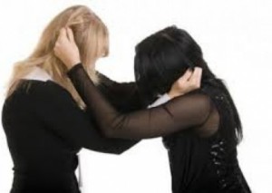 مشاجرة بين زوجة وفتاة داخل باص في اربد والسبب ... "سماعات" أذن ..!!!!