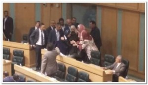 النائب هند الفايز تتعرض لحالة اغماء اثناء انعقاد جلسة مجلس النواب