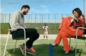 بالفيديو...على غرار ميسي بيكيه يتبرع بحذائه للأعمال الخيرية في مصر