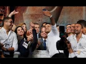 بالفيديو...بينما كان يصور اصدقائه التقط جريمة قتل في الخلفية دون ان يعلم