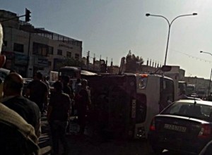 بالصور .. اصابة 8 أشخاص اثر حادث تصادم بين شاحنة وباص و مركبة في منطقة المقابلين