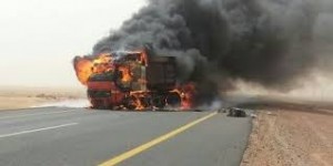 بالفيديو .. اشتعال "تريلا" على طريق المطار