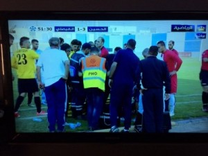 بالصور...سقوط مدرب نادي الحسين إربد عيسى الترك مغشياً عليه خلال المباراة التي تجمع فريقه مع الفيصلي