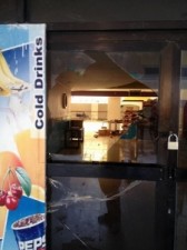 بالصور .. مشاجرة طلابية واسعة في جامعة فيلادلفيا استخدم فيها الحجارة والادوات الحادة