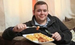 بالفيديو .. شاب لا يتناول إلا البطاطس المقلية و النقانق منذ 22 عاماً .. النتيجة؟