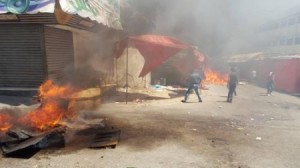 بالصور .. اصحاب بسطات يغلقون طريقاً في الوحدات ويعتدون على موظفي " الامانة " والدرك يتدخل