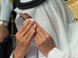 بالفيديو والصور .. لماذا بكى الملك سلمان ؟